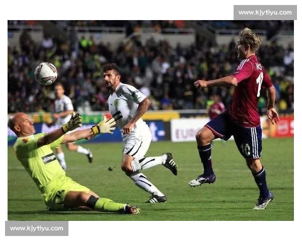 聚焦足球比赛临场调整策略与教练决策对比赛走势的关键影响分析 聚焦足球比赛临场调整策略与教练决策对比赛走势的关键影响分析